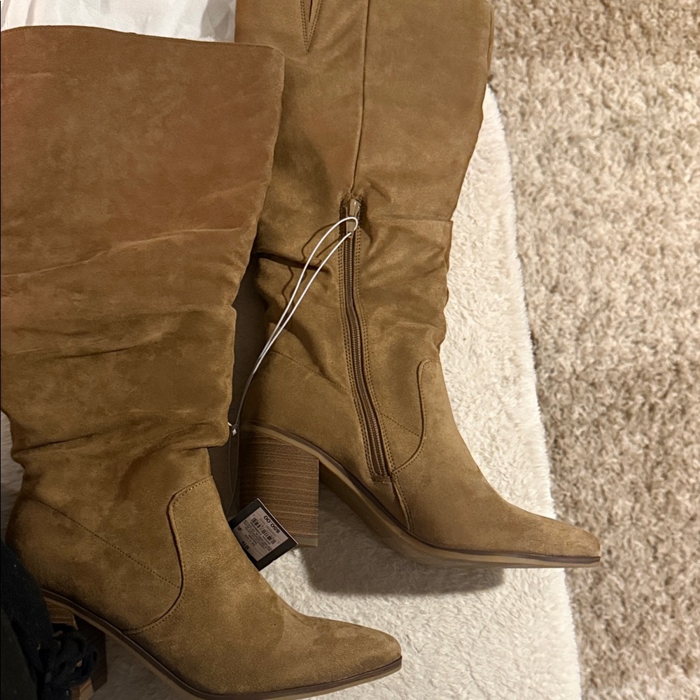 Universal Threads Tan Suede Women's Boots. Size 91/2
NEW!
